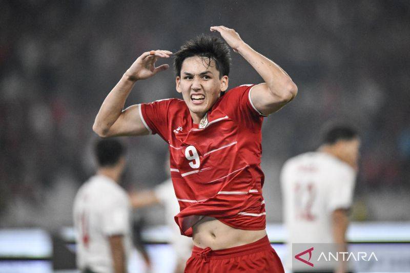 Pesepak bola Timnas Indonesia Mitchell Baker berselebrasi usai mencetak gol ke gawang Timnas Bangladesh dalam pertandingan penyisihan Grup A FIFA ASEAN Cup 2026 di Stadion Utama Gelora Bung Karno, Senayan, Jakarta, Kamis (1/10/2026). Timnas Indoensia berhasil menang atas Bangladesh dengan skor akhir 9-2. ANTARA FOTO/M Risyal Hidayat/bay/wsj.