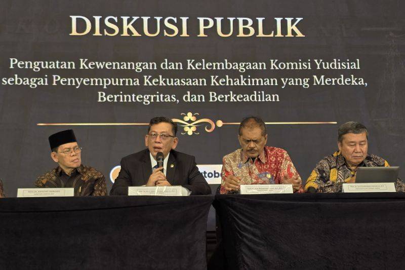 Sekjen MUI Amirsyah Tambunan (kiri), Ketua Komisi Yudisial Abdul Chair Ramadhan (dua kanan), Anggota KY Andi Muhammad Asrun (dua kiri) dan Guru Besar UPN Veteran Jakarta Taufiqurrohman Syahuri (kanan) saat diskusi publik di Makassar, Sulawesi Selatan, Kamis (1/10/2026). (ANTARA/Riski Maruto)