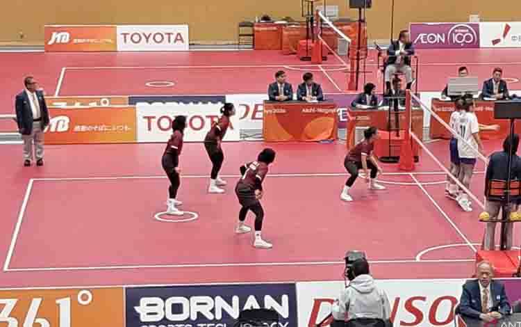 Tim kuadran putri (kostum merah) saat berjuang menghadapi tim Thailand (kostum putih) pada babak semifinal sepak takraw Asian Games Aichi-Nagoya 2026, Jumat. Pertandingan berakhir dengan kekalahan tim Indonesia dan harus puas dengan perolehan medali perunggu. ANTARA/Roy Rosa Bachtiar
