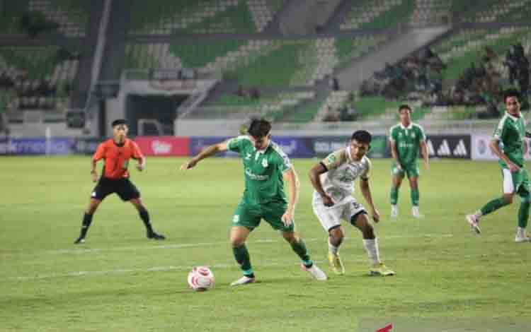 Pemain PSMS (baju hijau) menggiring bola dibayangi pemian Persikad Depak (putih) pada laga lanjutan Pegadaian Championship di Stadion Utama Sumatera Utara, Sabtu malam. (ANTARA/Juraidi)