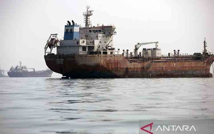 Ilustrasi kapal-kapal tanker minyak berukuran sedang milik Iran terus menunggu di lepas pantai Bandar Abbas, Selat Hormuz, Provinsi Hormozgan, Iran. ANTARA/Fatemeh Bahrami - Anadolu Agency /pri.