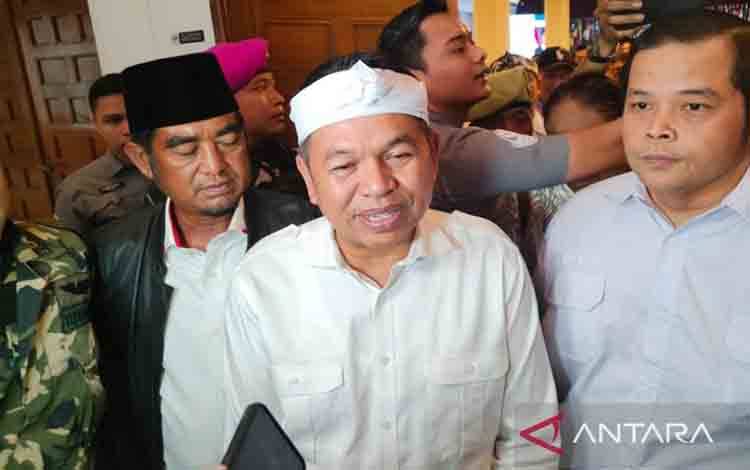 Gubernur Jawa Barat Dedi Mulyadi memberikan keterangan di Bandung. (ANTARA/Ricky Prayoga)