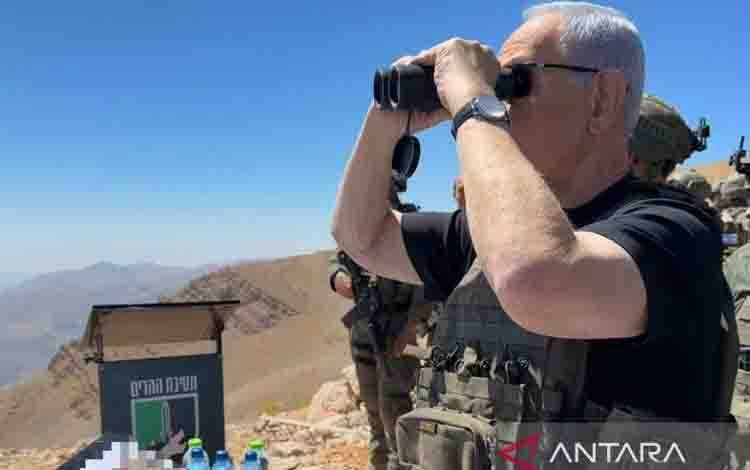 Perdana Menteri Israel Benjamin Netanyahu dan Menteri Pertahanan Israel Israel Katz (tidak terlihat dalam foto) mengunjungi pasukan Israel di kawasan Gunung Hermon (Jabal al-Sheikh) dekat Dataran Tinggi Golan Suriah, pada 9 September 2026. ANTARA/Israeli Prime Minister's Office - Anadolu Agency /pri. (ANTARA/Israeli Prime Minister's Office - Anadolu A)