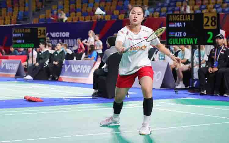 Pebulu tangkis tunggal putri Indonesia Jolin Angelia mengembalikan kok saat menghadapi wakil Azerbaijan Yaghmur Guliyeva pada pertandingan Grup C2 BWF World Junior Team Championships 2026 di Cairo International Stadium, Kairo, Mesir, Senin (5/10/2026). Jolin membantu Indonesia memperlebar keunggulan menjadi 33-5 pada gim kedua dalam kemenangan 2-0 atas Azerbaijan. ANTARA/HO-PBSI