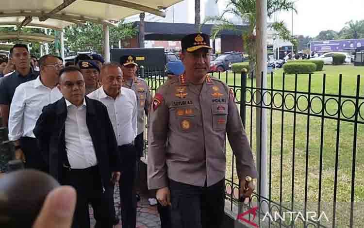 Wakil Ketua DPR RI Sufmi Dasco Ahmad bersama Kapolri Jenderal Polisi Suyudi Ario Seto saat hendak mendampingi serikat buruh yang menggelar aksi demonstrasi di kompleks parlemen, Jakarta, Selasa (6/10/2026). ANTARA/Bagus Ahmad Rizaldi