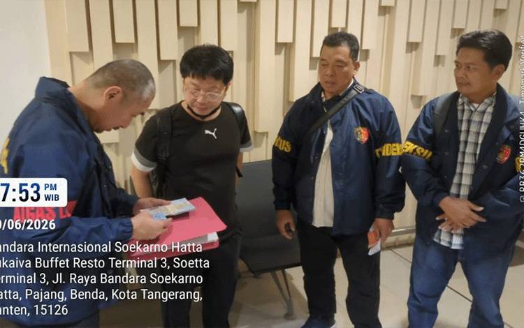 Direktorat Tindak Pidana Ekonomi Khusus (Dittipideksus) Bareskrim Polri berhasil menangkap tersangka importasi ilegal ponsel bekas dan barang lainnya, Direktur PT TSI Tatang Winata (kedua dari kiri), di Bandara Soekarno-Hatta, Tangerang, Banten, Selasa (6/10/2026). ANTARA/HO-Dittipideksus Bareskrim Polri