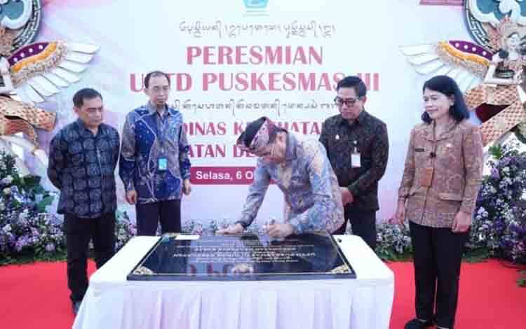 Wakil Menteri Kesehatan Benyamin Paulus Octavianus saat meresmikan UPTD Puskesmas III Denpasar Barat, Bali, Selasa (6/10/2026). ANTARA/HO - Kemenkes