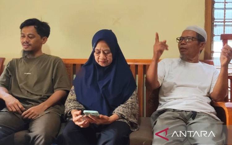 Korban sandera perompak Somalia Kapten Kapal MT Hanour 25 Ashari Samadikun (kiri) bersama orang tuanya Syamsuddin Dg Awing (kanan) didampingi Siti Aminah (tengah) saat berada dikediamannya Dusun Moncongloe, Desa Paccellekang, Kecamatan Pattallassang, Kabupaten Gowa, Sulawesi Selatan, Kamis (8/10/2026). ANTARA/Darwin Fatir.
