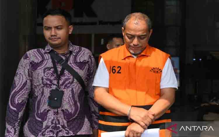 Tersangka kasus dugaan korupsi pengurusan hak guna bangunan (HGB) Muhammad Fakhry (kanan) berjalan menuju mobil tahanan usai menjalani pemeriksaan di Gedung Merah Putih KPK, Jakarta, Jumat (2/10/2026). Muhammad Fakhry, pihak swasta yang diduga sebagai orang kepercayaan Menteri ATR/BPN Nusron Wahid, menjalani pemeriksaan dalam kasus dugaan korupsi pengurusan HGB Summarecon di Kabupaten Bogor, Jawa Barat, dengan barang bukti uang yang disita mencapai Rp106,3 miliar. ANTARA FOTO/Reno Esnir/sgd/tom.