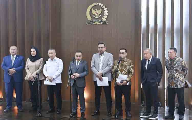 Wamenkomdigi Nezar Patria (ketiga dari kanan) bersama pimpinan DPR RI dan perwakilan pemerintah lainnya dalam Konferensi Pers yang membahas Peraturan Presiden (Perpres) Nomor 27 Tahun 2026 tentang Perlindungan Ekosistem Transportasi Berbasis Platform Digital yang mengatur pengangkutan ojek online di Gedung Parlemen, Senayan, Jakarta Pusat, Kamis (8/10/2026). (ANTARA/HO-Kementerian Komunikasi dan Digital)