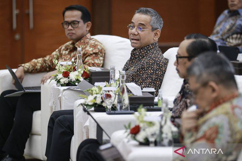 Menteri Keuangan Suahasil Nazara (kedua kiri) didampingi Wakil Menteri Keuangan Nurkholisoh Ibnu Aman (kiri), Juda Agung (kedua kanan), dan Luky Alfirman (kanan) menyampaikan paparan pada konferensi pers APBN KiTa edisi Oktober 2026 di Jakarta, Jumat (9/10/2026). Menteri Keuangan menyatakan defisit Anggaran Pendapatan dan Belanja Negara (APBN) bergerak sejalan dengan desain awal (on track), yakni sebesar Rp319 triliun atau 1,24 persen terhadap produk domestik bruto (PDB) per 30 September 2026. A