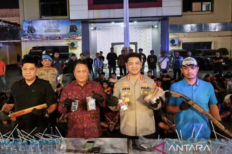 Kapolrestabes Makassar Kombes Pol Arya Perdana (kedua kiri) bersama kasat Narkobanya AKBP Lulik Febryantara (kanan), Direktur Ditresnarkoba Polda Sulel Kombes Pol Sugeng Sudarso (kedua kanan), menunjukkan barang bukti hasil penggerebekan di wilayah Kampung Borta, Kelurahan SUangga, Kecamatan Tallo, saat ekspos kasus di Halaman Mapolrestabes Makassar, Sulawesi Selatan, Sabtu (10/10/2026) dini hari. ANTARA/Darwin Fatir.