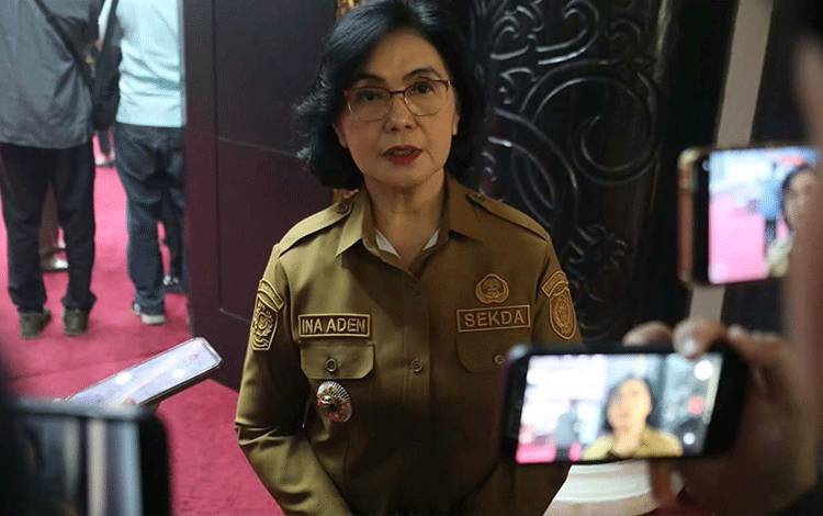 Sekretaris Daerah (Sekda) Provinsi Kalteng Linae Victoria Aden saat memberikan keterangan di sela sela kegiatannya di Palangka Raya. (FOTO:AS)