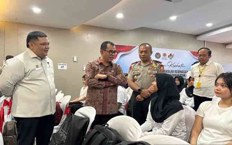 Ketua Ombudsman RI Nuzran Joher (tengah), didampingi Pelaksana Tugas Kepala BPSDM Kementerian Imigrasi dan Pemasyarakatan Muhammad Tito Andrianto (kiri) dan Komandan Korps Brimob Polri Komjen Ramdani Hidayat (kanan), berbincang dengan seorang calon taruni Politeknik Imigrasi dan Pemasyarakatan (Poltek Imipas) saat meninjau seleksi kesehatan di RS Bhayangkara Brimob, Depok, Jawa Barat, Rabu (14/10/2026). ANTARA/Laily Rahmawaty
