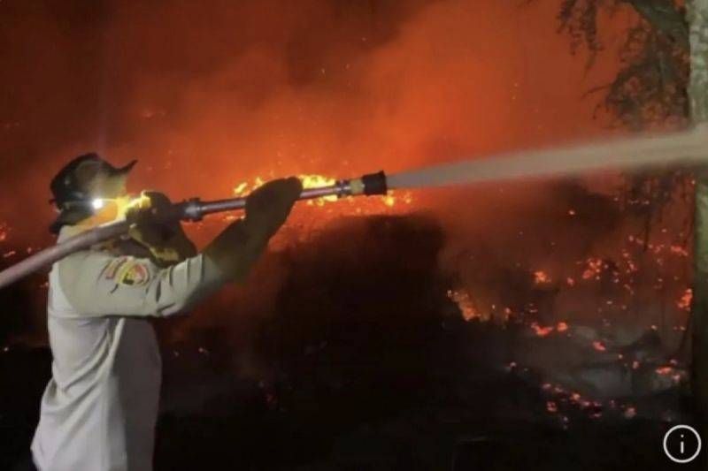 Kapolres Kotim AKBP I Kadek Dwi Yoga Sidhimantra W ikut berjibaku memadamkan kebakaran lahan di Desa Kandan Kecamatan Kota Besi, Selasa malam (13/10/2026). ANTARA/HO-Polres Kotim