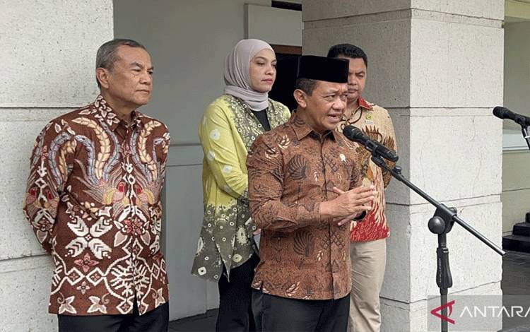 Menteri Koordinator Bidang Hilirisasi dan Transisi Energi Bahlil Lahadalia memberi keterangan ketika dijumpai di Kantor Kementerian ESDM, Jakarta, Jumat (16/10/2026). (ANTARA/Putu Indah Savitri)