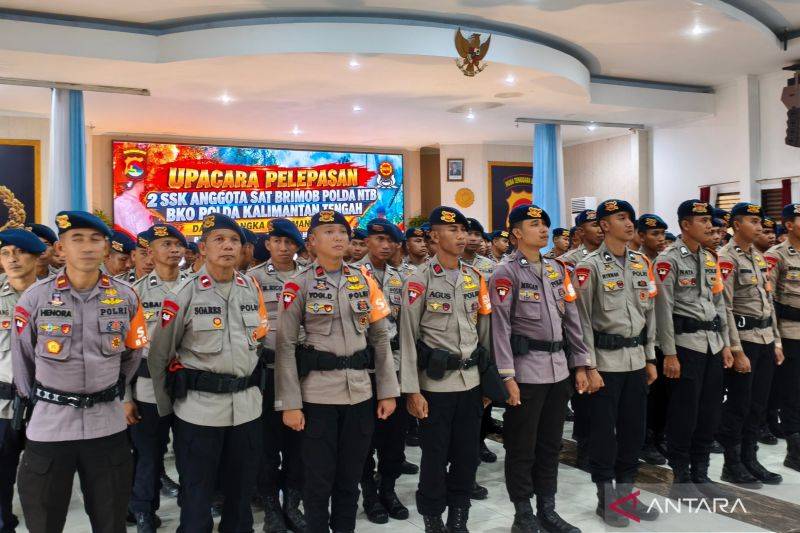 Personel Brimob yang akan bertugas membantu penganan karhutla di Kalteng dalam kegiatan pelepasan di Mapolda NTB, Mataram, Jumat (16/10/2026). (ANTARA/Dhimas B.P.)