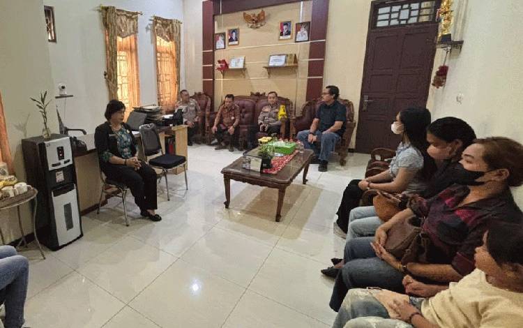 Polres Gumas Gandeng Disnakerkop UKM Bantu Pencari Kerja