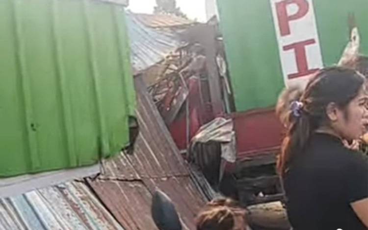 Truk Kontainer Tabrak Kios di Muara Selan Banjar, Dua Orang Luka