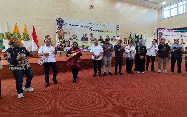 Jejak Kreativitas Penulis Kalteng Terabadikan dalam Buku Jejak Tutur di Punggung Aksara