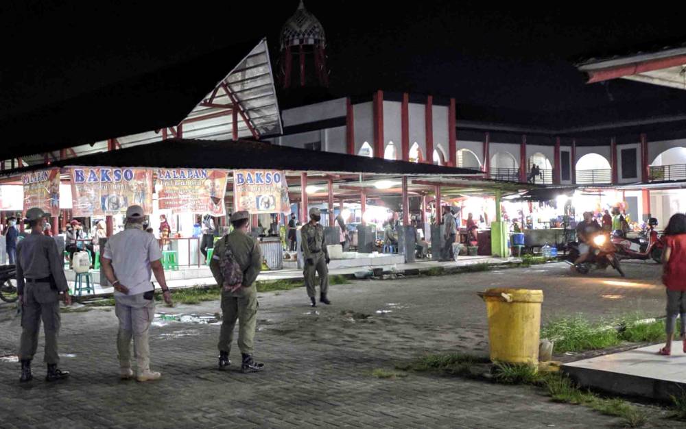 Tim Gabungan Bubarkan Aktivitas Masyarakat di Warung Pasar Eks Mentaya Theater