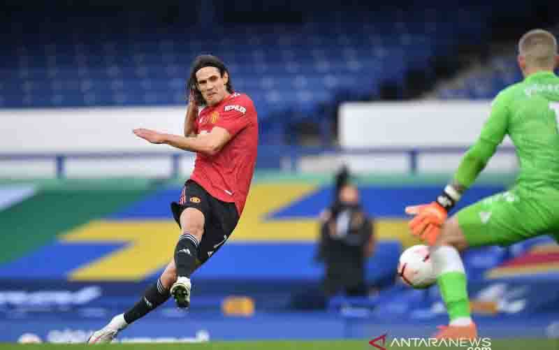 Edinson Cavani Buka Suara Usai Diskorsing FA