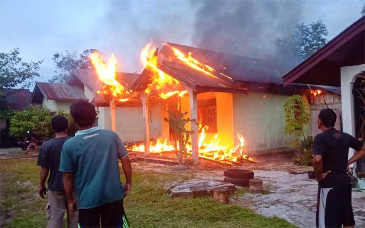 Ditinggal Penghuni, Rumah Warga Jalan Surung III Terbakar