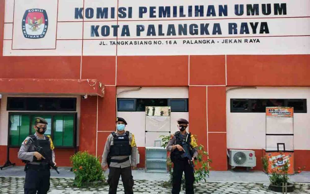 Personel Polresta Palangka Raya Masih Berjaga di Kantor KPU