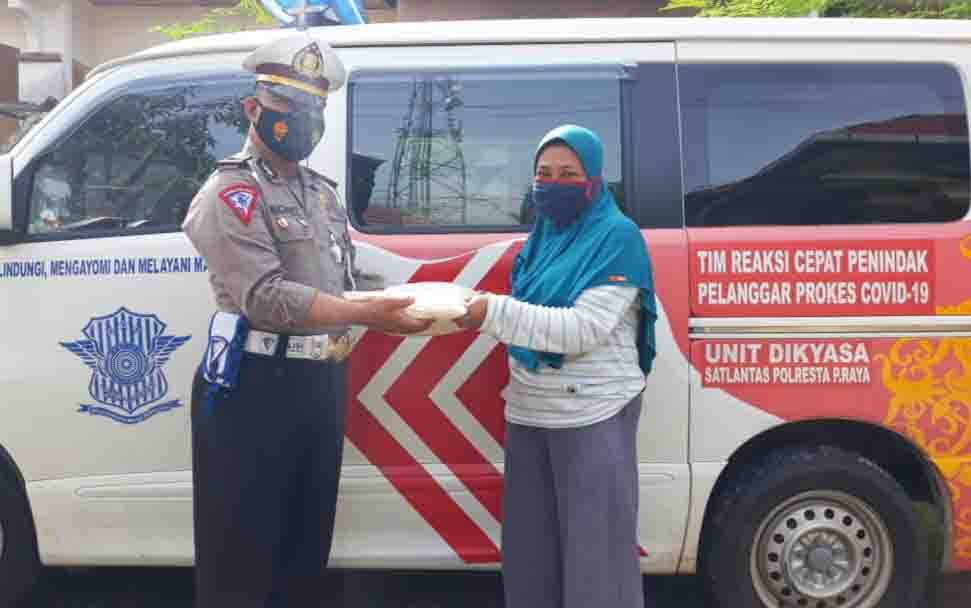Satlantas Polresta Palangka Raya Serahkan Bantuan Sembako untuk Korban PHK