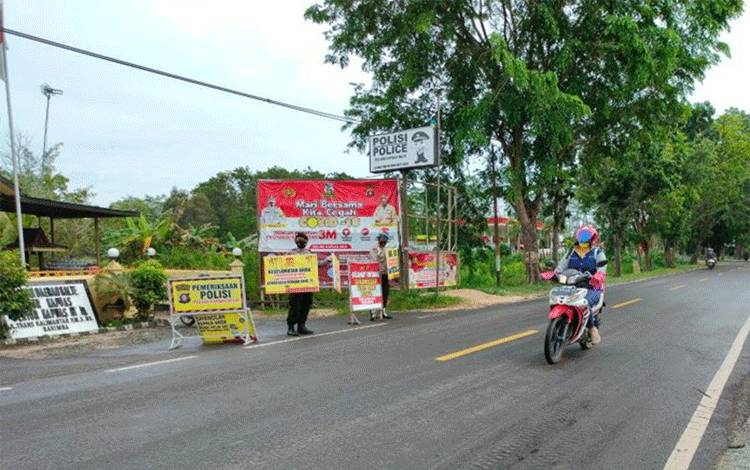 Gunakan Papan Portable, Personel Polsek Kapuas Hilir Imbau Pengendara Terapkan Prokes