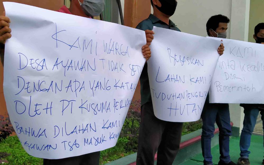 Sejumlah Warga Seruyan Tuntut Keadilan untuk M Abdul Fatah Melalui Spanduk ke Pengadilan Negeri Sampit