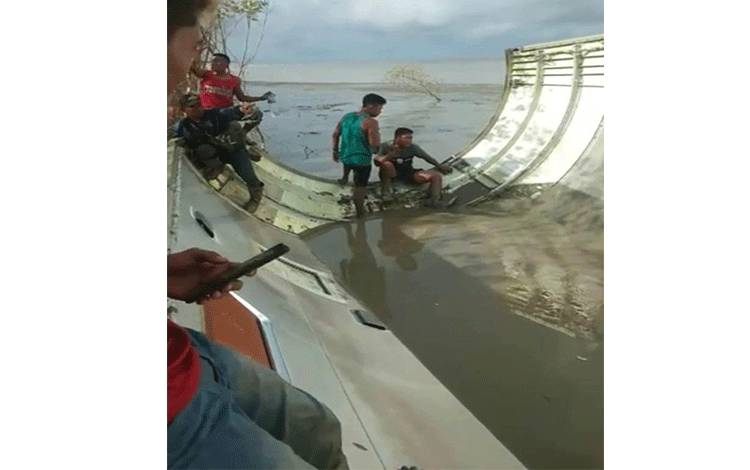 Video Amatir Warga Kobar Diduga Temukan Serpihan Pesawat Air Asia yang Jatuh 6 Tahun Lalu