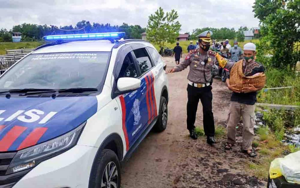 Polisi Tolong Warga Bawa Jenazah Bayi Gunakan Sepeda Motor