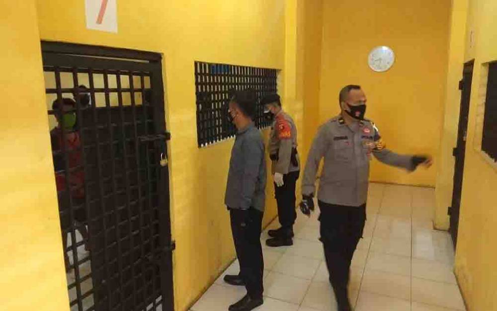 Kasat Tahti Polres Kobar Tekankan Kebersihan Ruang Tahanan