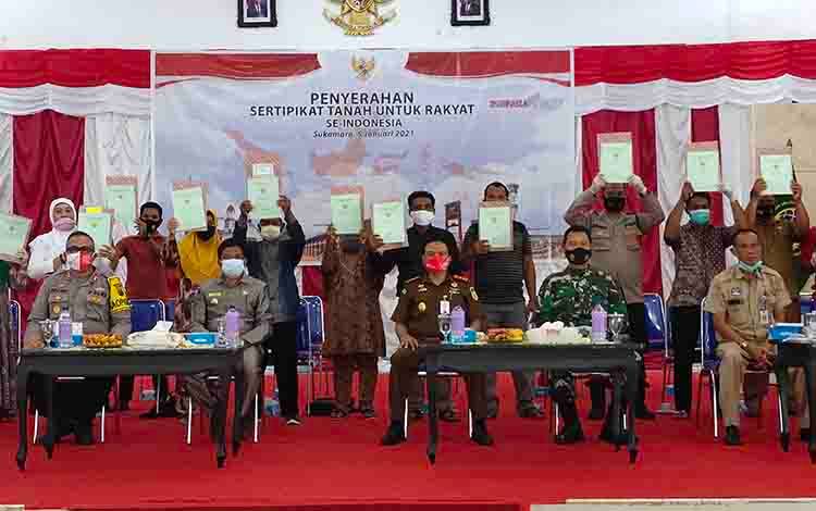 20 Sertifikat Tanah Program PTSL di Sukamara Diserahkan Secara Simbolis