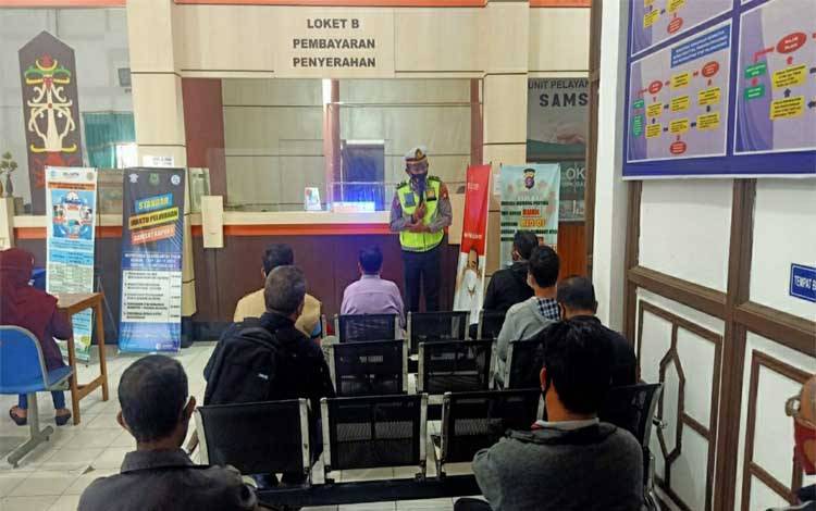 Satlantas Polres Kapuas Edukasi Cegah Covid-19 kepada Pengunjung Samsat