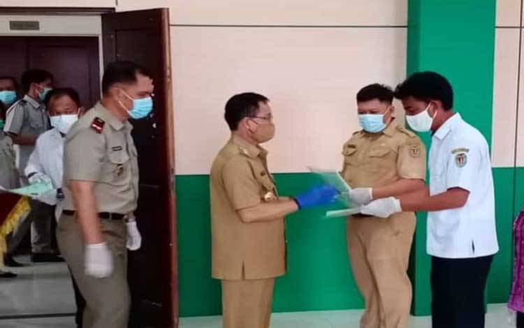 Bupati Katingan Serahkan Sertifikat Tanah Program PTSL kepada Warga