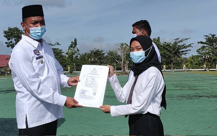 Bupati Sukamara Serahkan Patikan SK CPNS Formasi 2019
