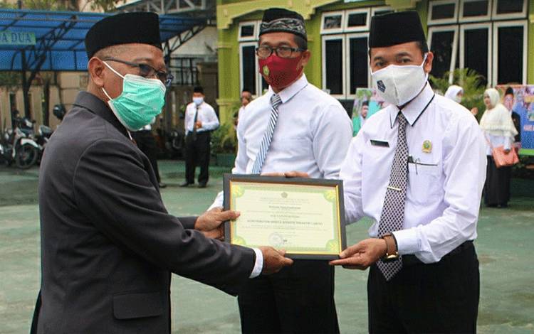 Momen HAB, KUA Kapuas Murung Terima Penghargaan Bidang Kehumasan Teraktif