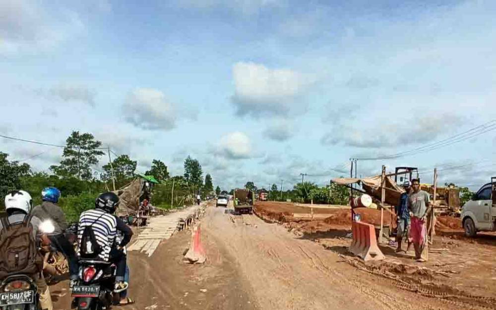 Kendaraan Masih Dibatasi Melintas di Jalan Pangkalan Bun - Kolam