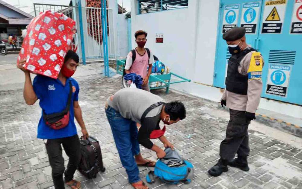 Polsek Kumai dan KPPP Periksa Barang Penumpang Kapal