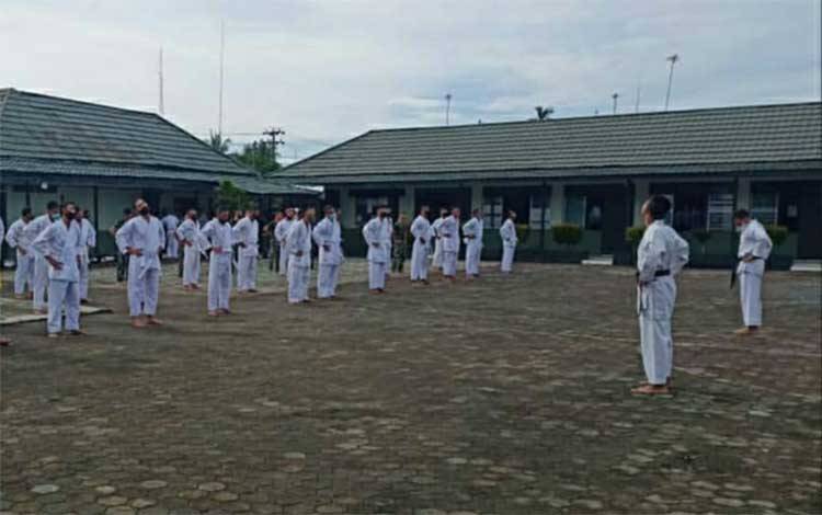 Tingkatkan Kemampuan, Personel Kodim Kuala Kapuas Latihan Bela Diri