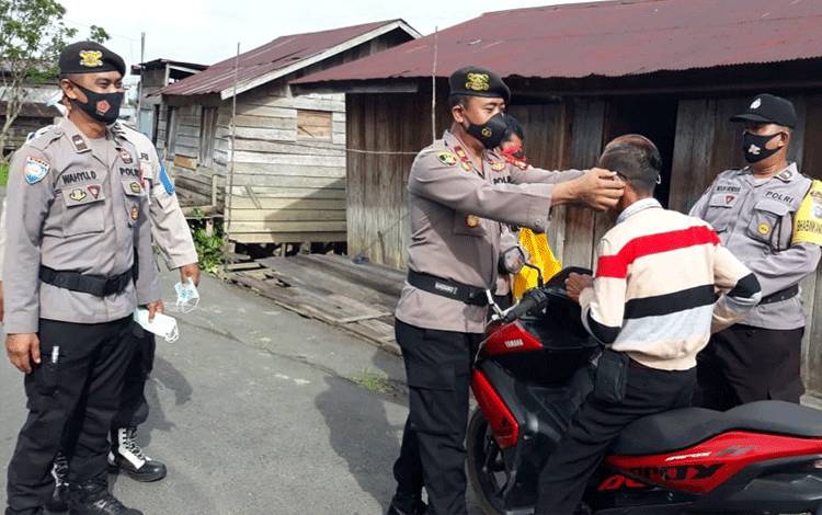 Kapolsek Katingan Hilir Pimpin Patroli dan Berikan Edukasi Prokes