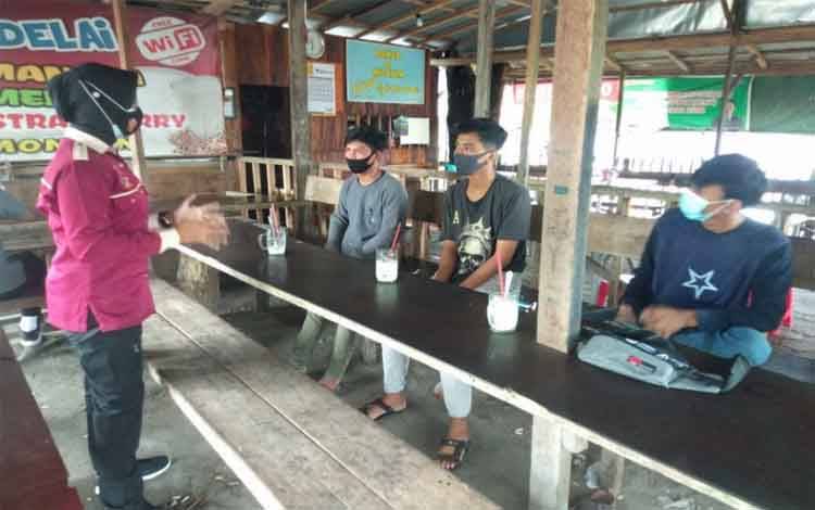 Anggota Polres Kobar Blusukan Sosialisasi Cegah Penyalahgunaan Narkotika