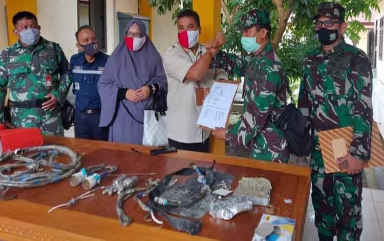 Barbuk dari Temuan Roket Badan Antariksa Cina Diserahkan kepada Tim BPAA LAPAN Pontianak