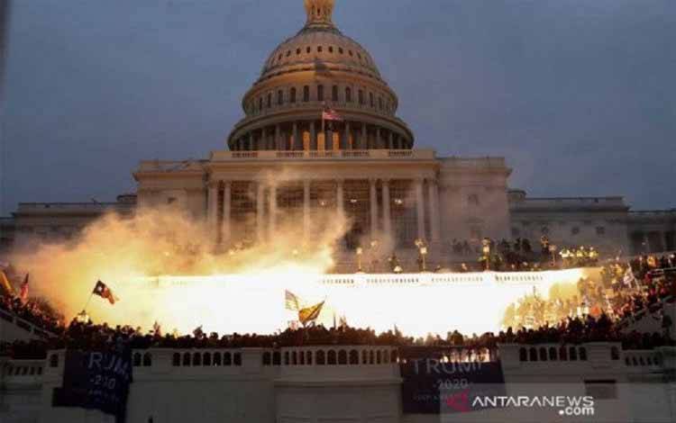 Tembakan, Kaca Pecah Warnai Serbuan Pendukung Trump ke Gedung Capitol