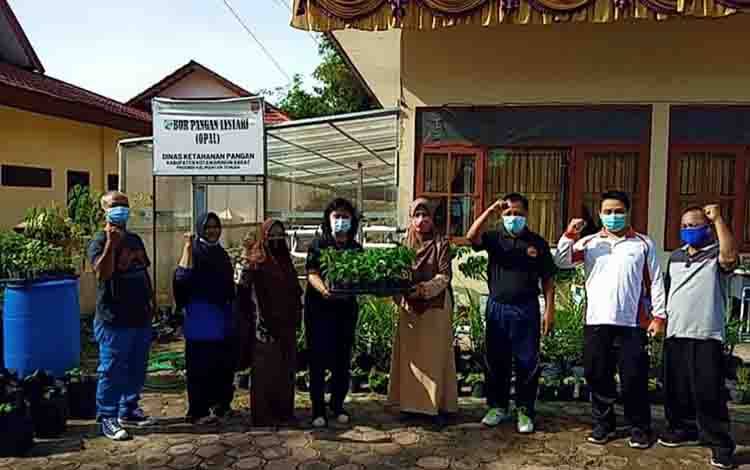Ajak Manfaatkan Lahan Pekarangan, DKP Kobar Beri Bantuan Bibit Sayur Gratis