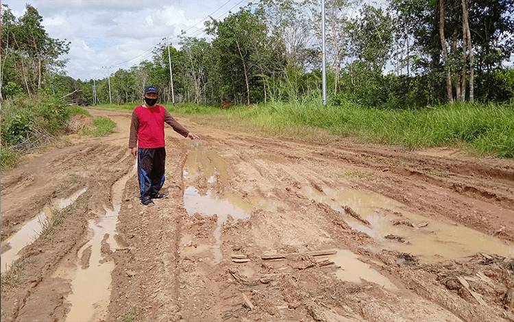 Jalan Penghubung Dorong - Haringen Barito Timur Rusak Seperti Kubangan Kerbau