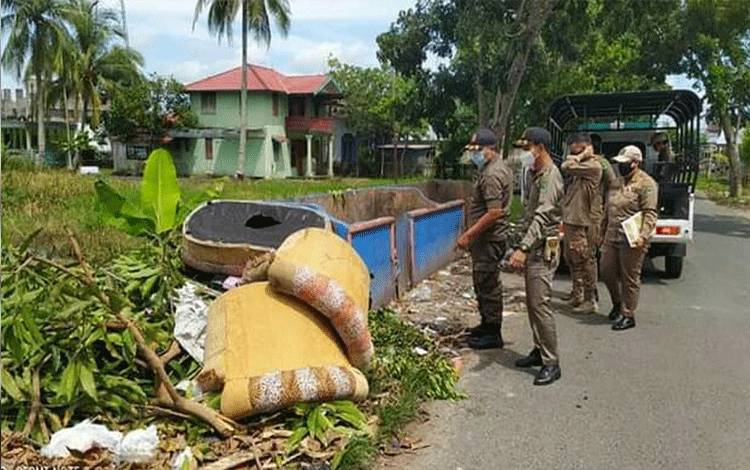 Satpol PP Kapuas Ingatkan Warga Tidak Buang Sampah Sembarangan