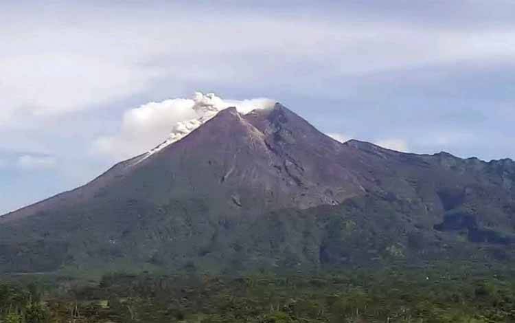 Gunung Merapi Meluncurkan Awan Panas Guguran Sejauh 600 Meter